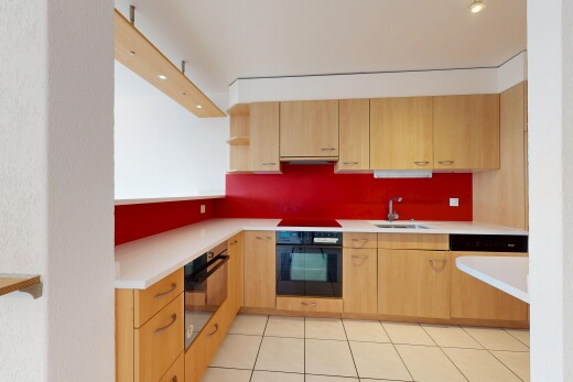 cuisine avec light countertops, plans de travail, light floor, open shelves, et étagères ouvertes