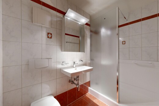salle de bains avec tile wall, mur en carrelage, douche, salle de bain complète, et miroir
