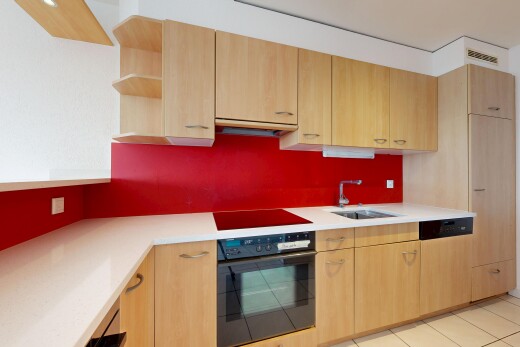 cuisine avec light brown cabinets, armoires marron clair, four, light countertops, et open shelves