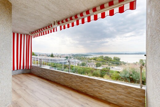 balcon avec vue sur l'eau, water view, et view focus