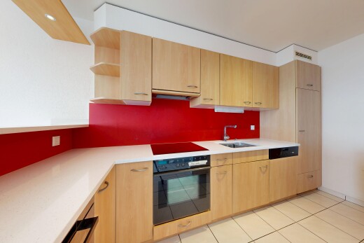 cuisine avec light brown cabinets, armoires marron clair, light countertops, four, et light floor