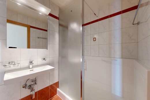 salle de bains avec douche, miroir, mur en carrelage, tile wall, et salle de bain complète