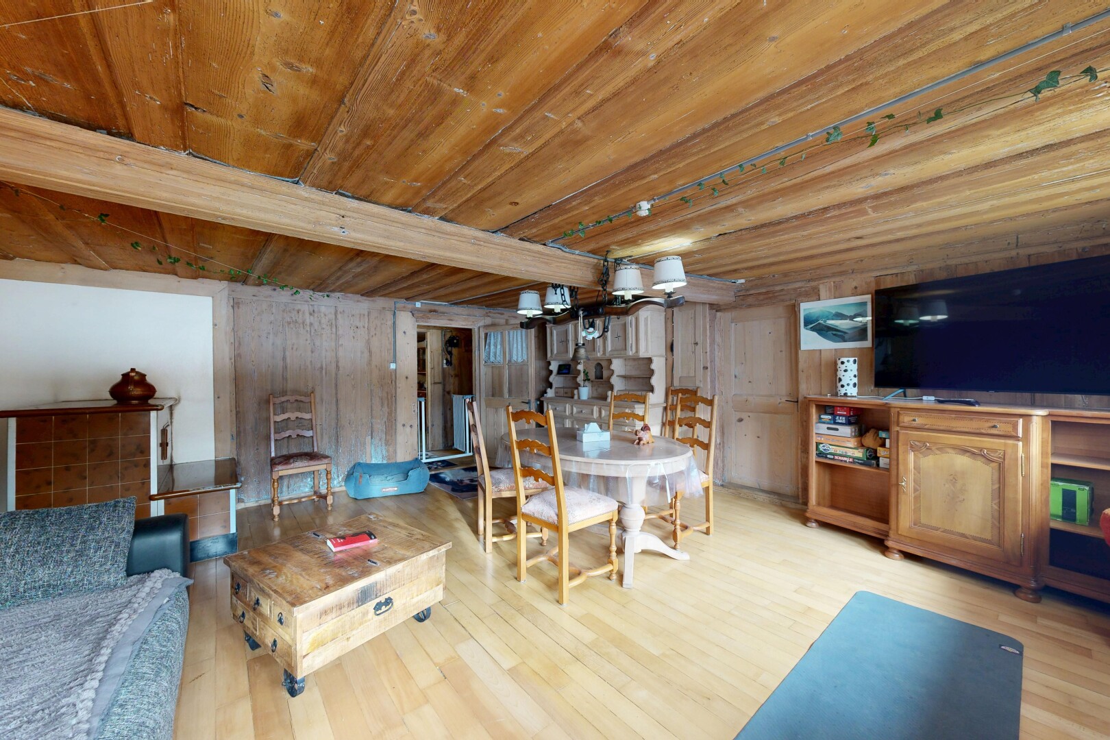 salon / salle à manger avec télévision, inside property, sol en finition bois, wood finish floor, et plafond en bois