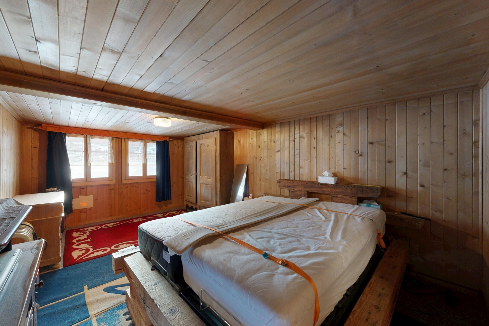 chambre avec mur en bois, wood wall, plafond en bois, wood ceiling, et inside property