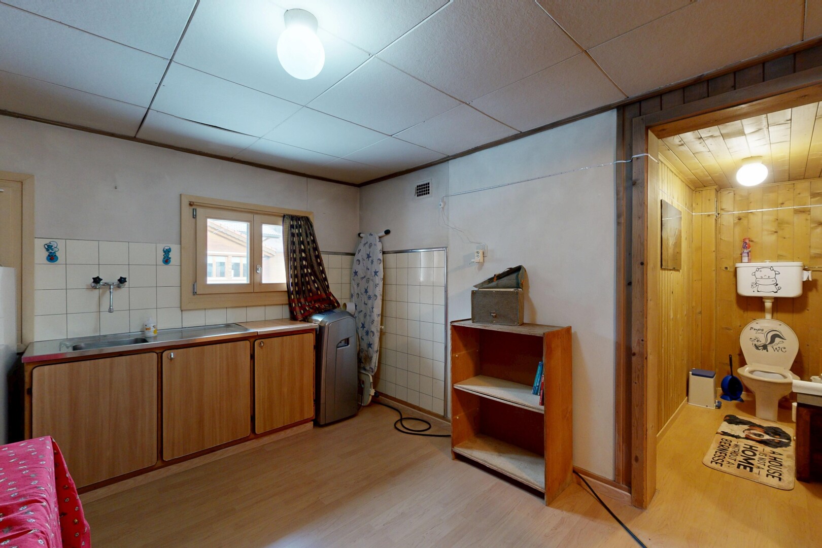cuisine avec inside property, sol en finition bois, wood finish floor, armoires marron moyen, et medium brown cabinets