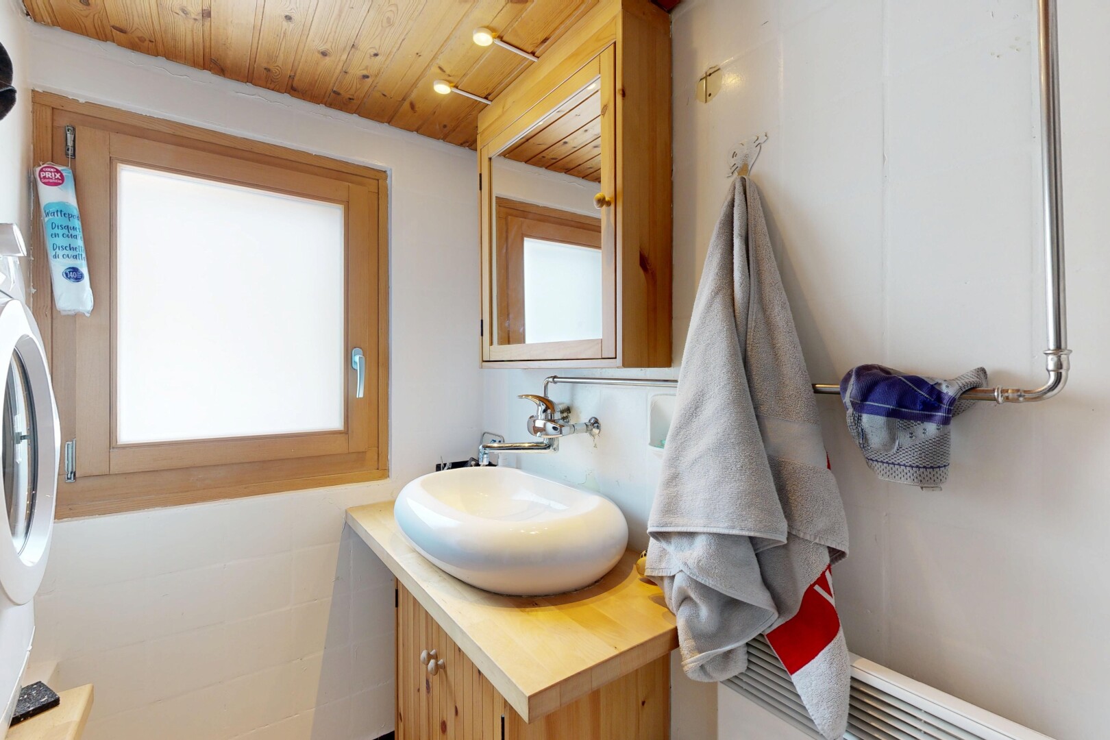 salle de bains avec miroir, lavabo (ou coiffeuse selon le contexte), évier, lumière naturelle, et natural light
