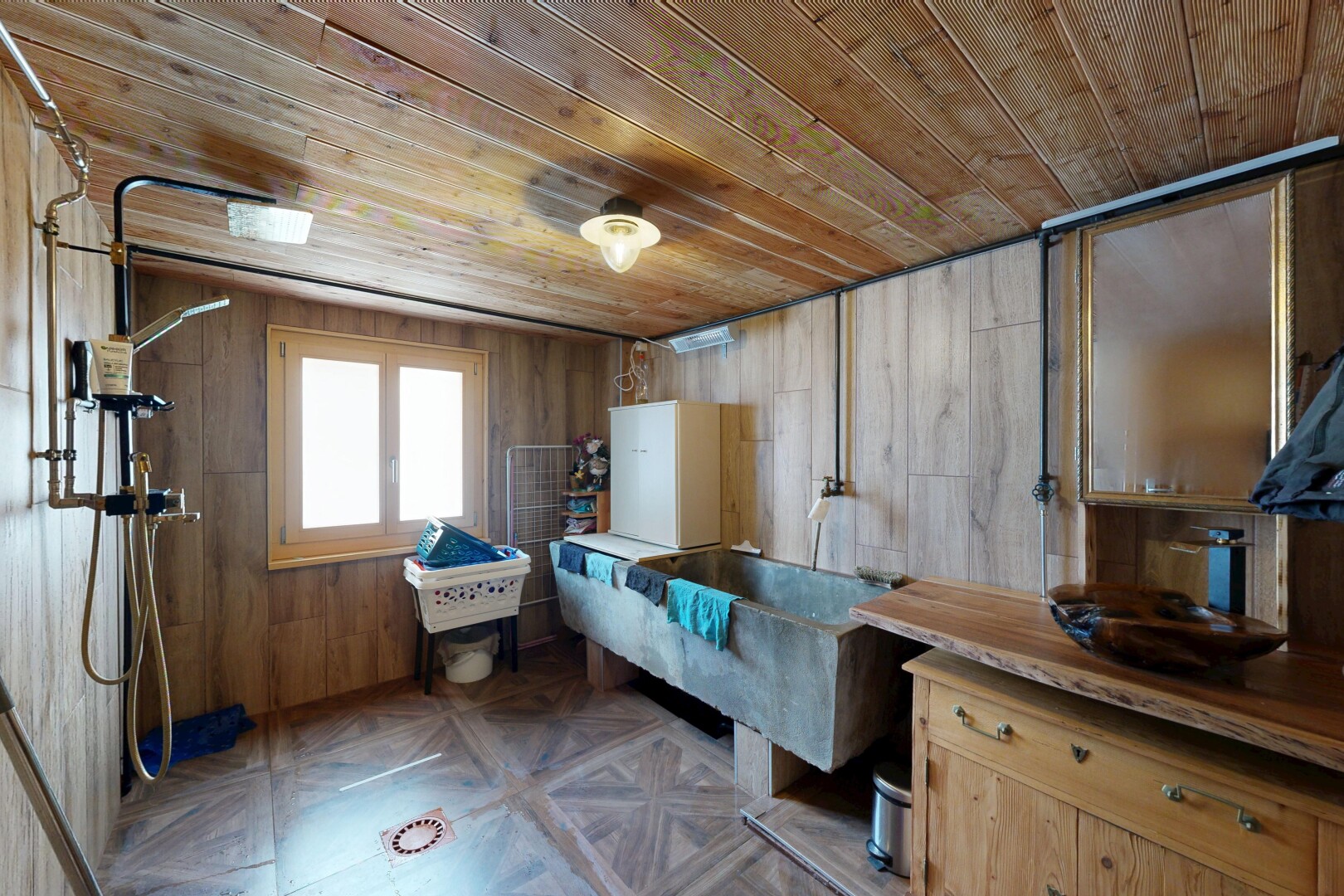 cuisine avec mur en bois, wood wall, plafond en bois, wood ceiling, et lumière naturelle