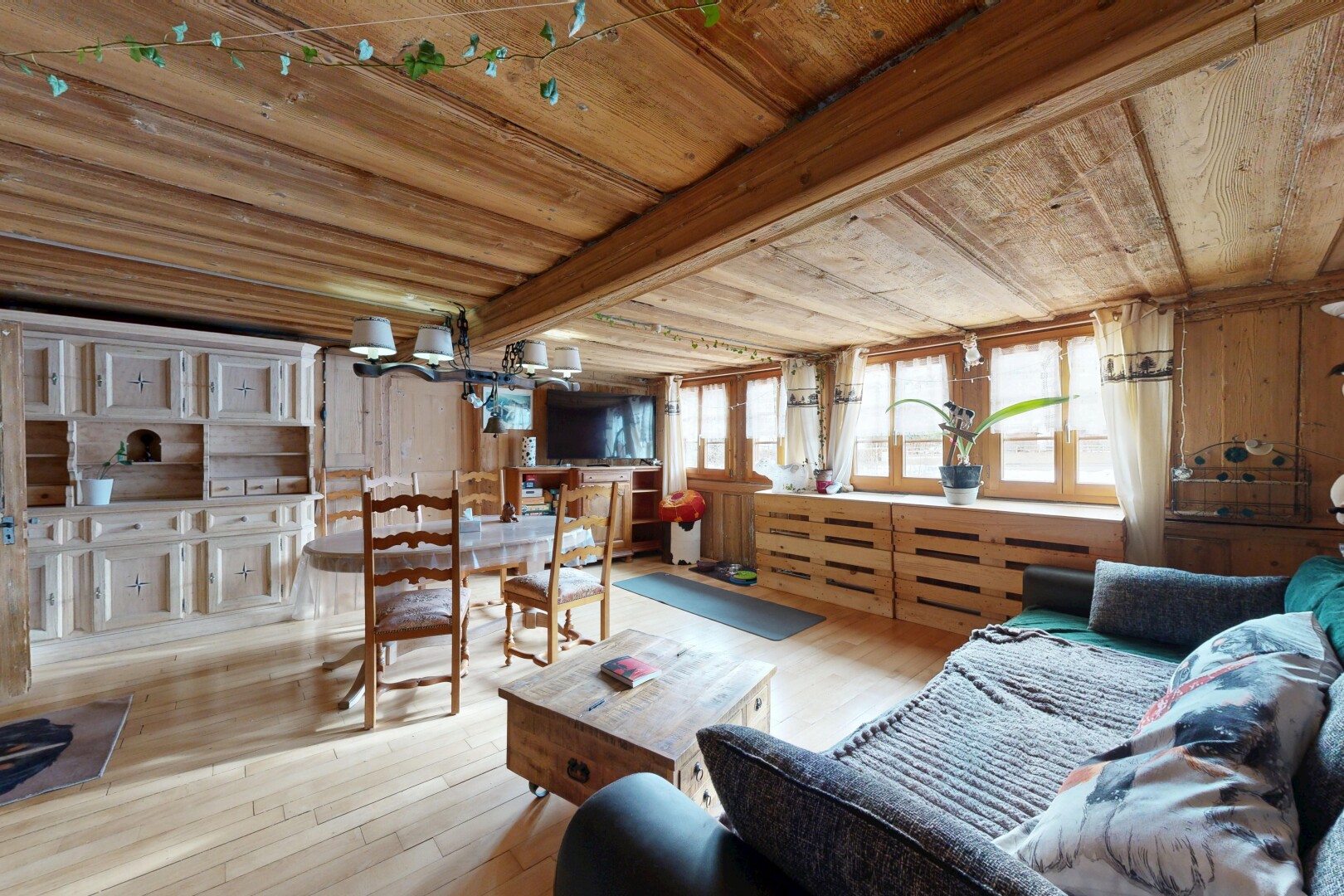 salon / salle à manger avec sol en finition bois, wood finish floor, plafond en bois, wood ceiling, et inside property