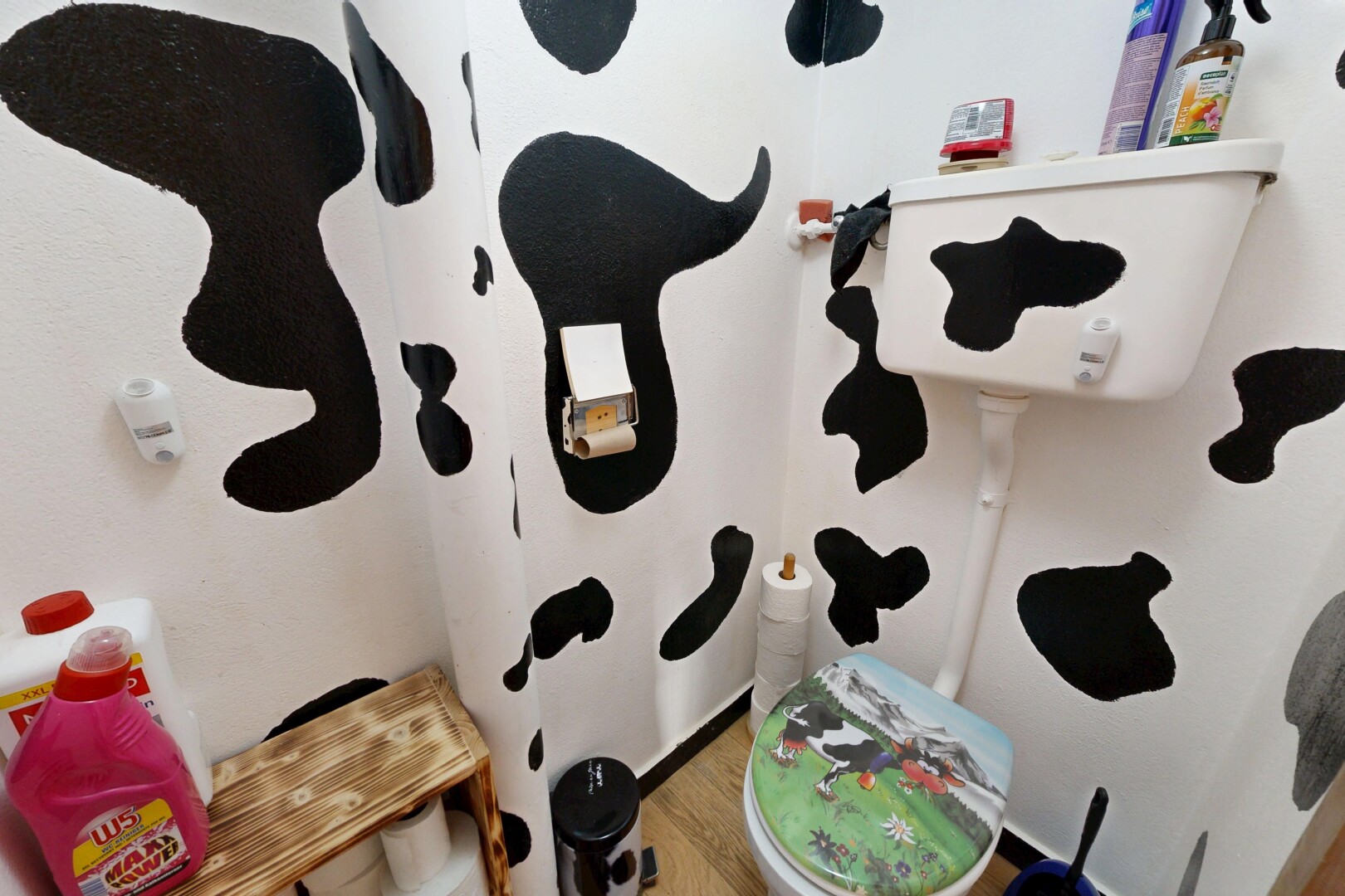 salle de bains avec toilette, sol en finition bois, wood finish floor, cloison sèche, et drywall
