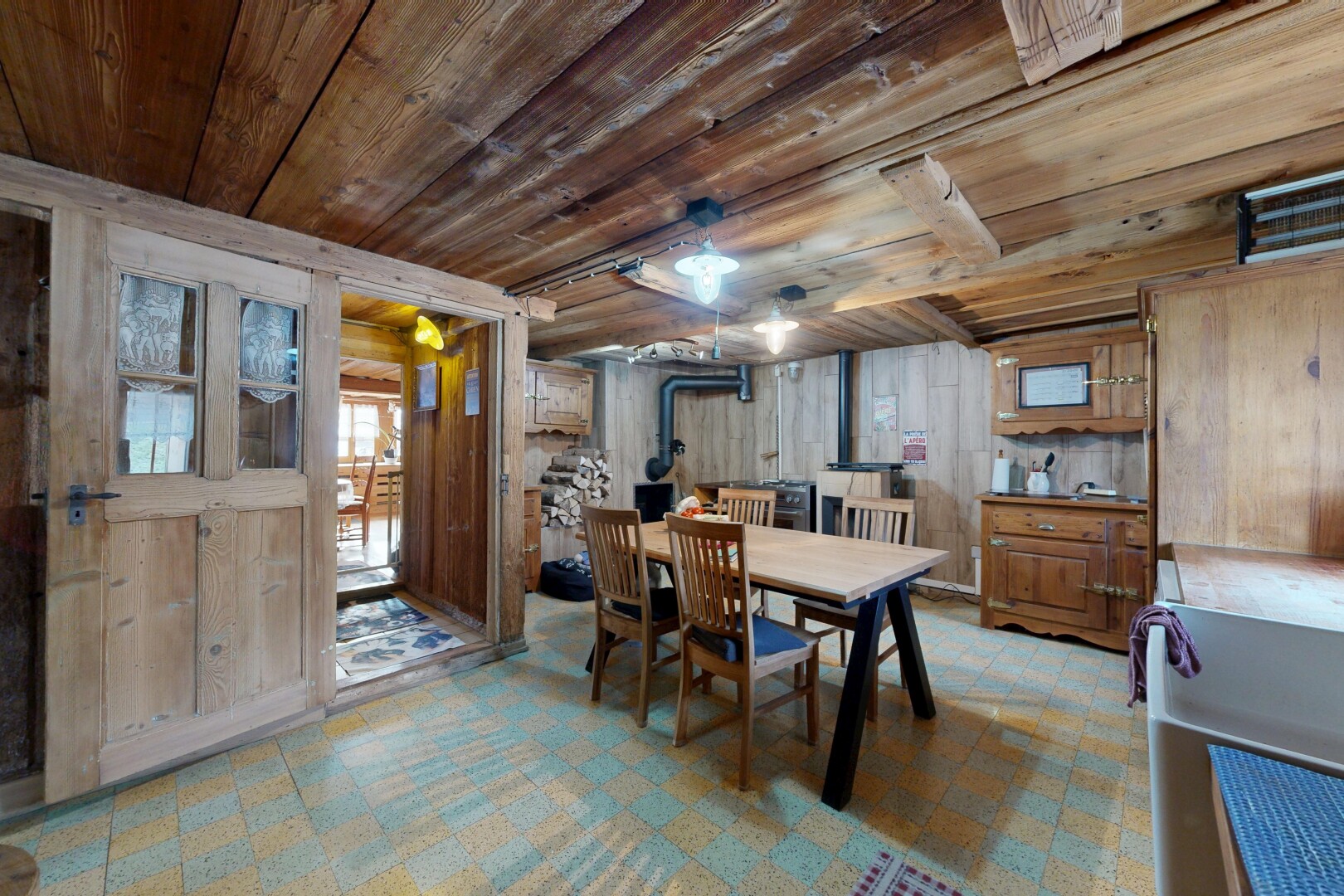 salle à manger avec inside property, sol en vinyle, vinyl floor, plafond en bois, et wood ceiling