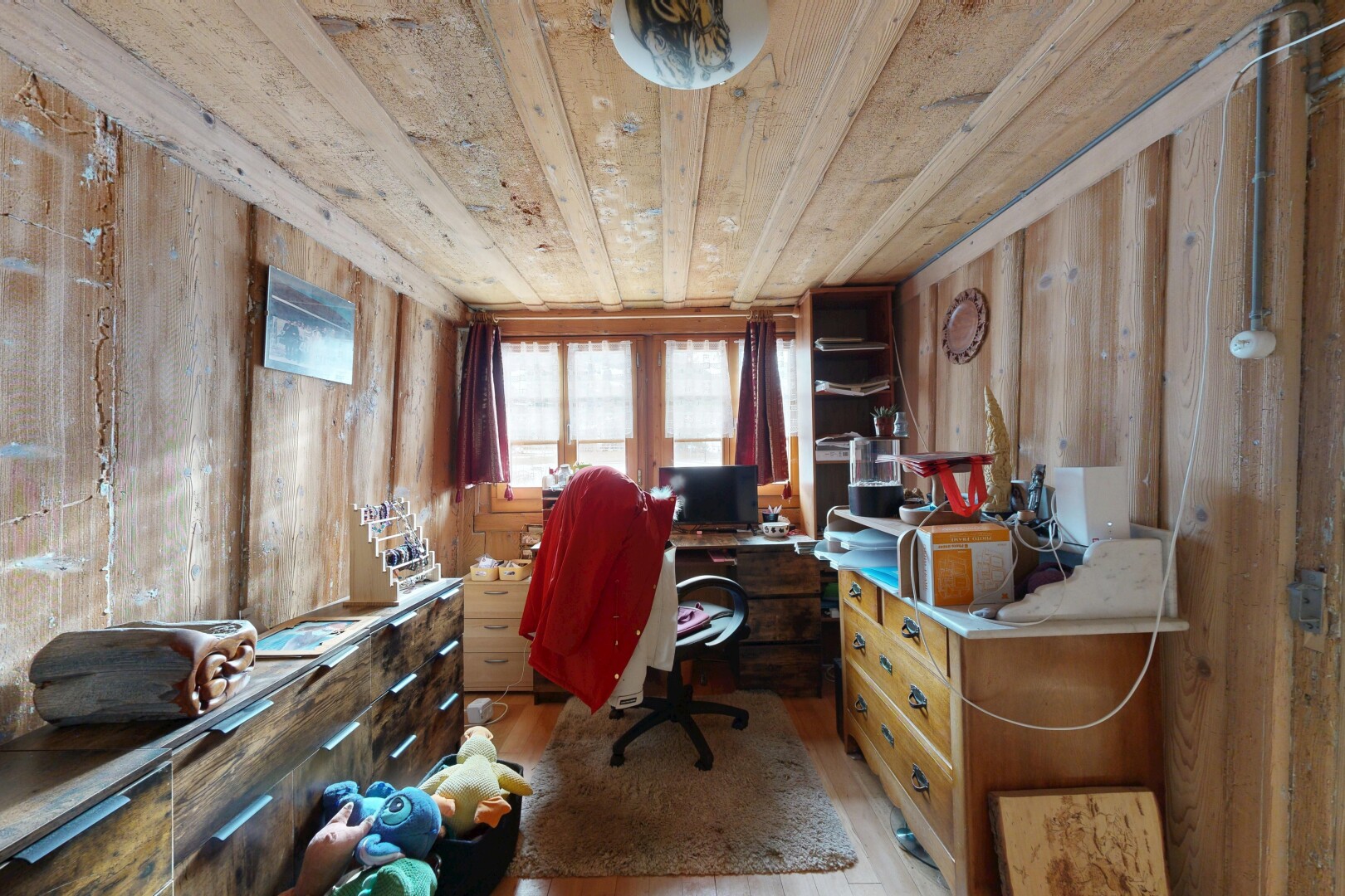 bureau avec lumière naturelle, natural light, sol en finition bois, wood finish floor, et espace bureau