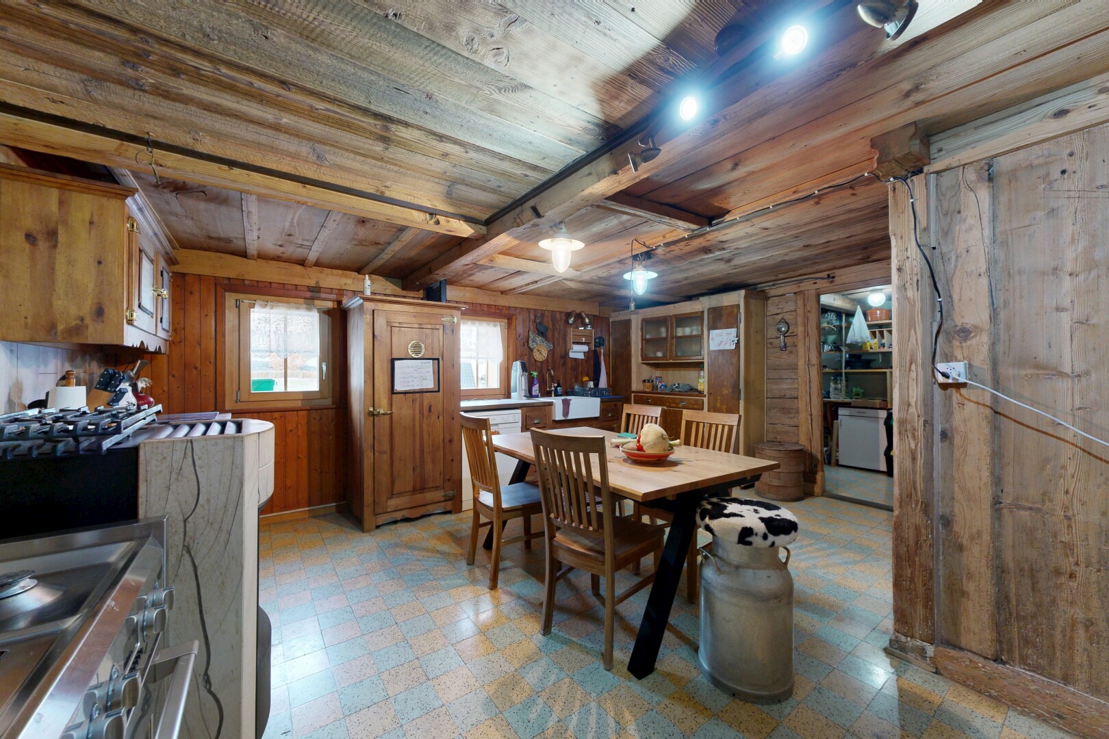 salle à manger avec mur en bois, wood wall, plafond en bois, wood ceiling, et sol en vinyle