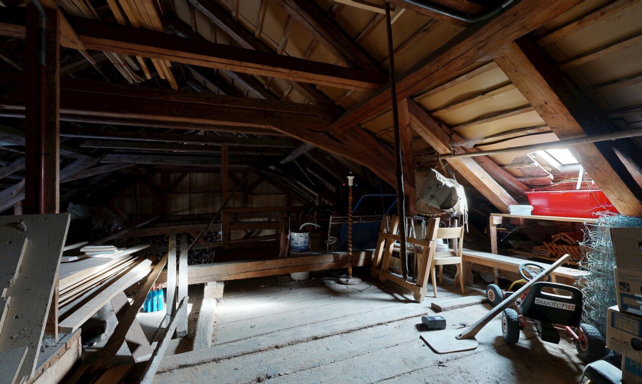 espace intérieur avec unfinished floor, plafond voûté, vaulted ceiling, inside property, et plafond bas