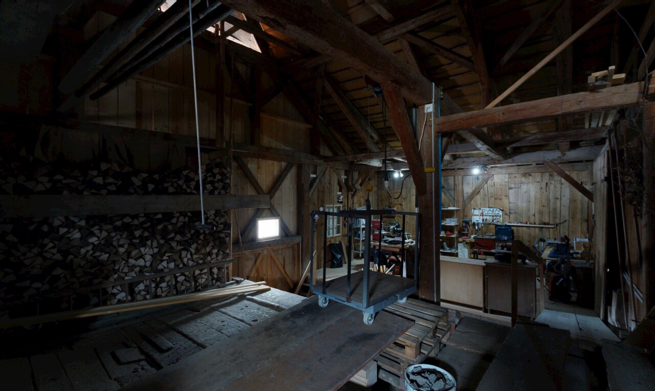 réception / lobby avec inside property, vaulted ceiling, wood wall, et cathedral ceiling