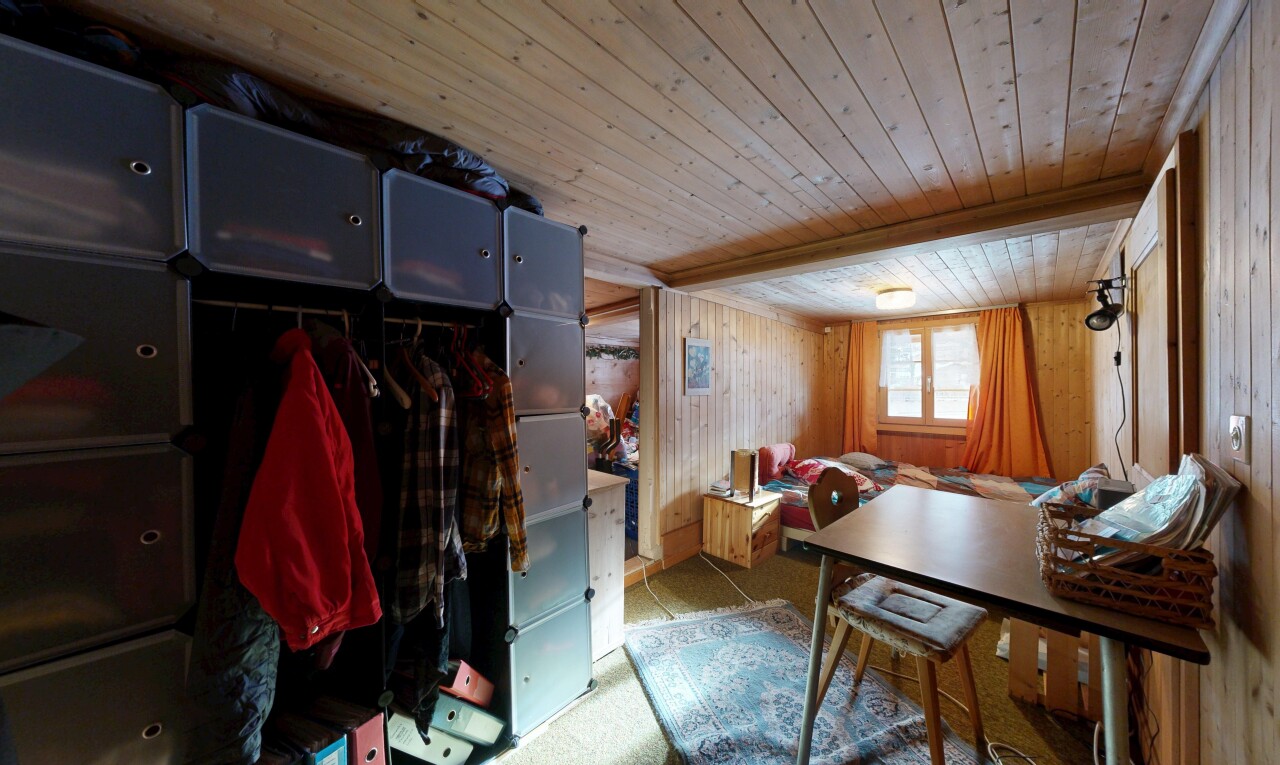 salle à manger avec plafond en bois, wood ceiling, lumière naturelle, natural light, et inside property
