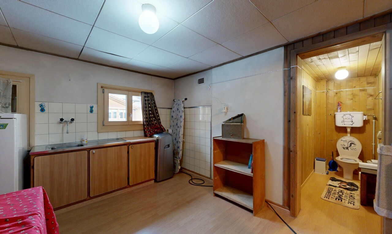 cuisine avec inside property, sol en finition bois, wood finish floor, armoires marron moyen, et medium brown cabinets