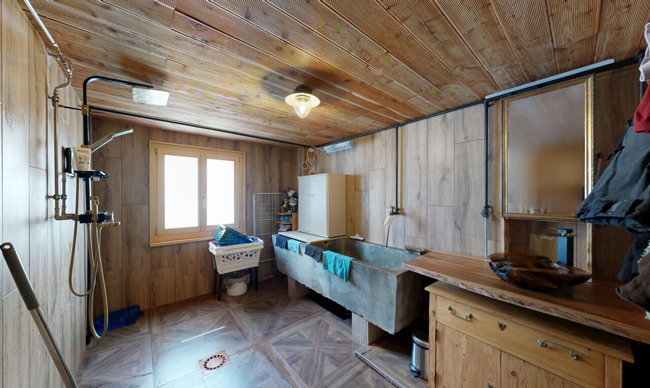 cuisine avec mur en bois, wood wall, plafond en bois, wood ceiling, et lumière naturelle