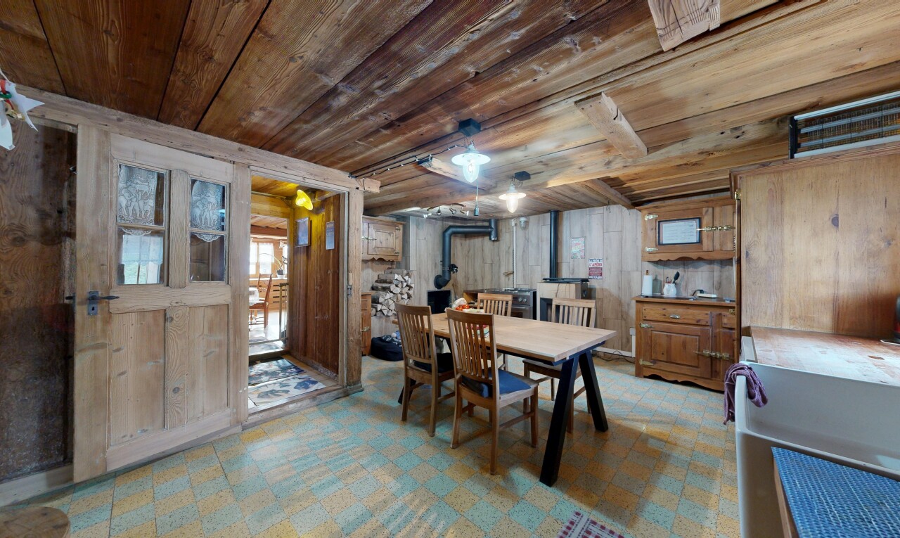 salle à manger avec inside property, sol en vinyle, vinyl floor, plafond en bois, et wood ceiling
