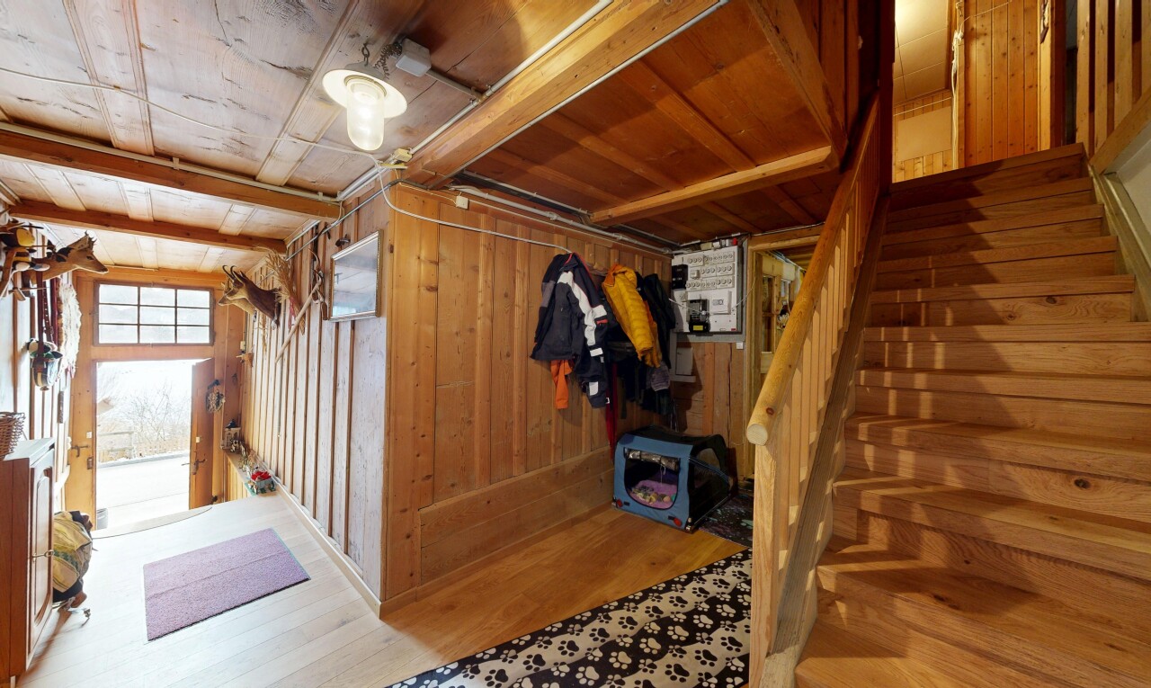 escaliers avec escaliers, plafond en bois, wood ceiling, inside property, et mur en bois