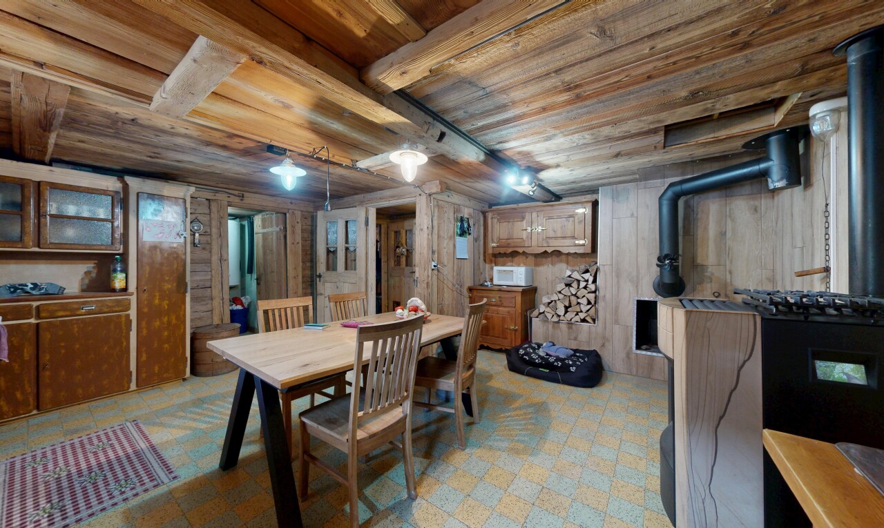 salle à manger avec inside property, mur en bois, et wood wall