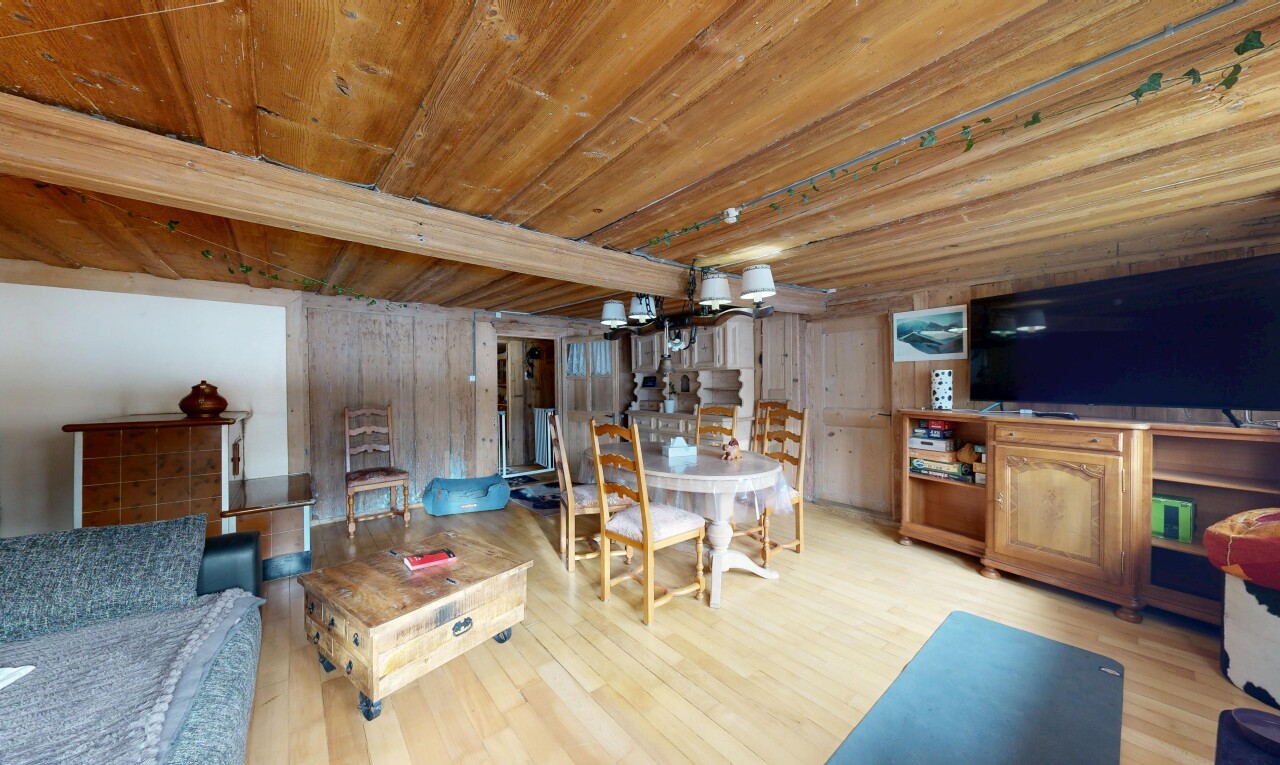 salon / salle à manger avec télévision, inside property, sol en finition bois, wood finish floor, et plafond en bois