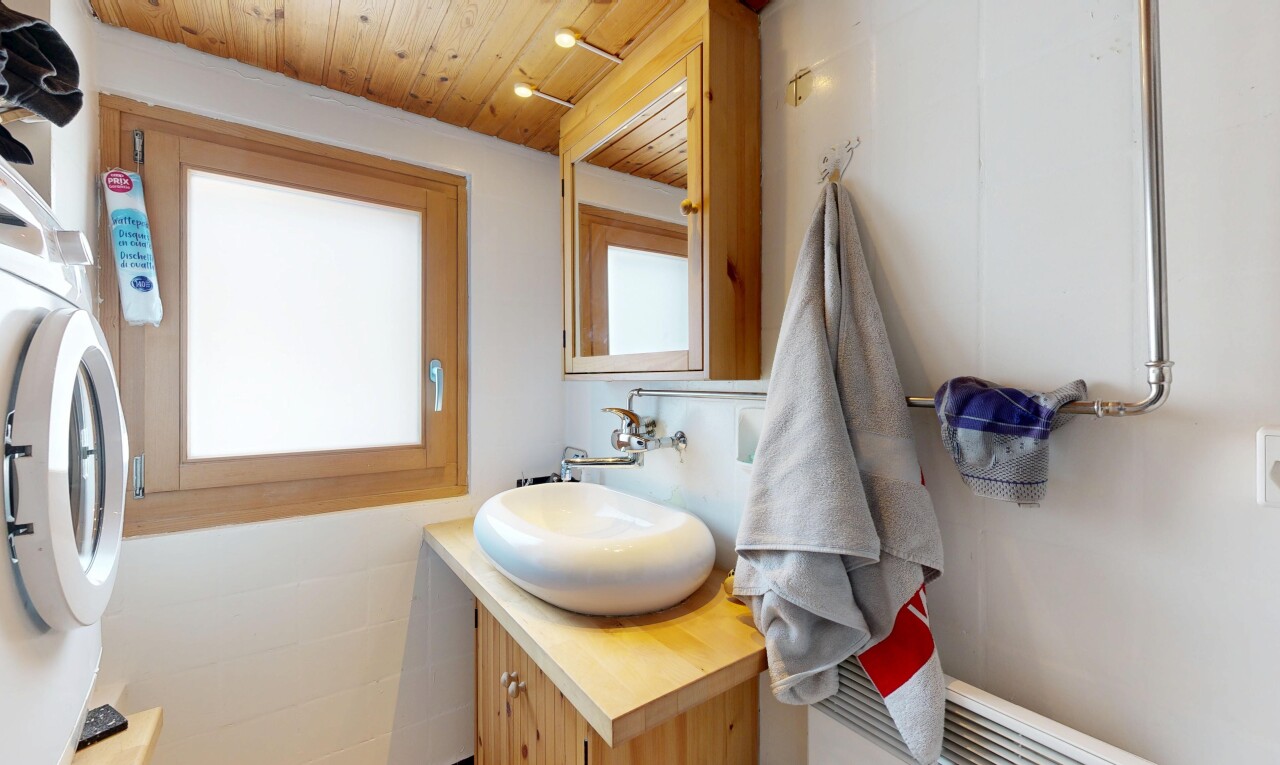 salle de bains avec miroir, lavabo (ou coiffeuse selon le contexte), évier, lumière naturelle, et natural light