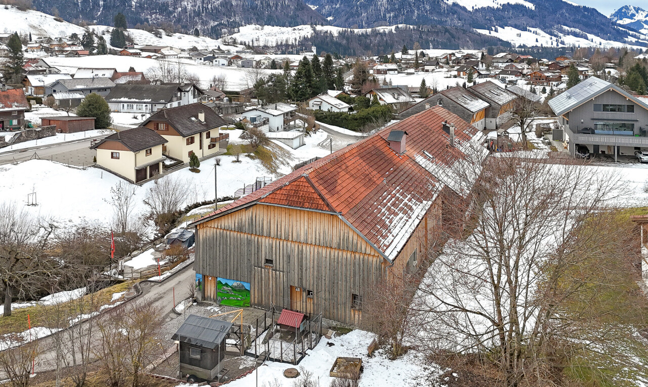 extérieur du bâtiment avec snow, vue sur la montagne, mountain view, drone view, et vue résidentielle
