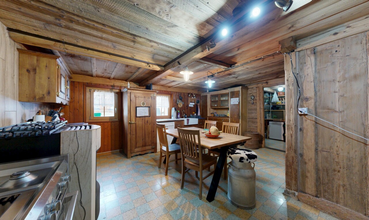 salle à manger avec mur en bois, wood wall, plafond en bois, wood ceiling, et sol en vinyle