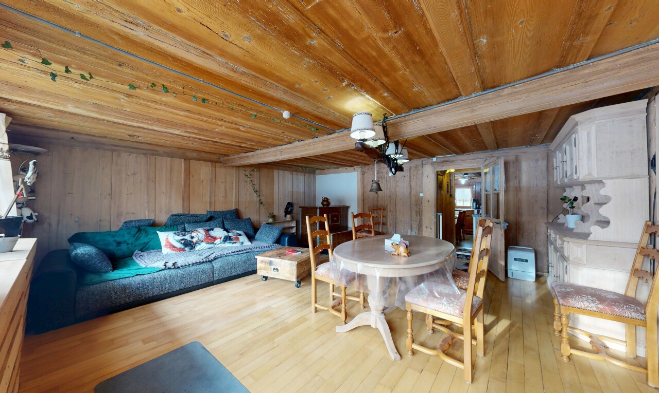 salon / salle à manger avec sol en finition bois, wood finish floor, inside property, plafond en bois, et wood ceiling