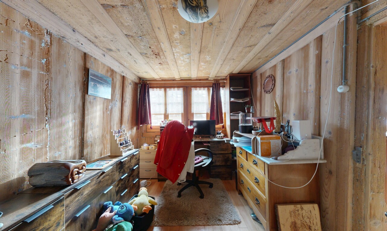 bureau avec lumière naturelle, natural light, sol en finition bois, wood finish floor, et espace bureau