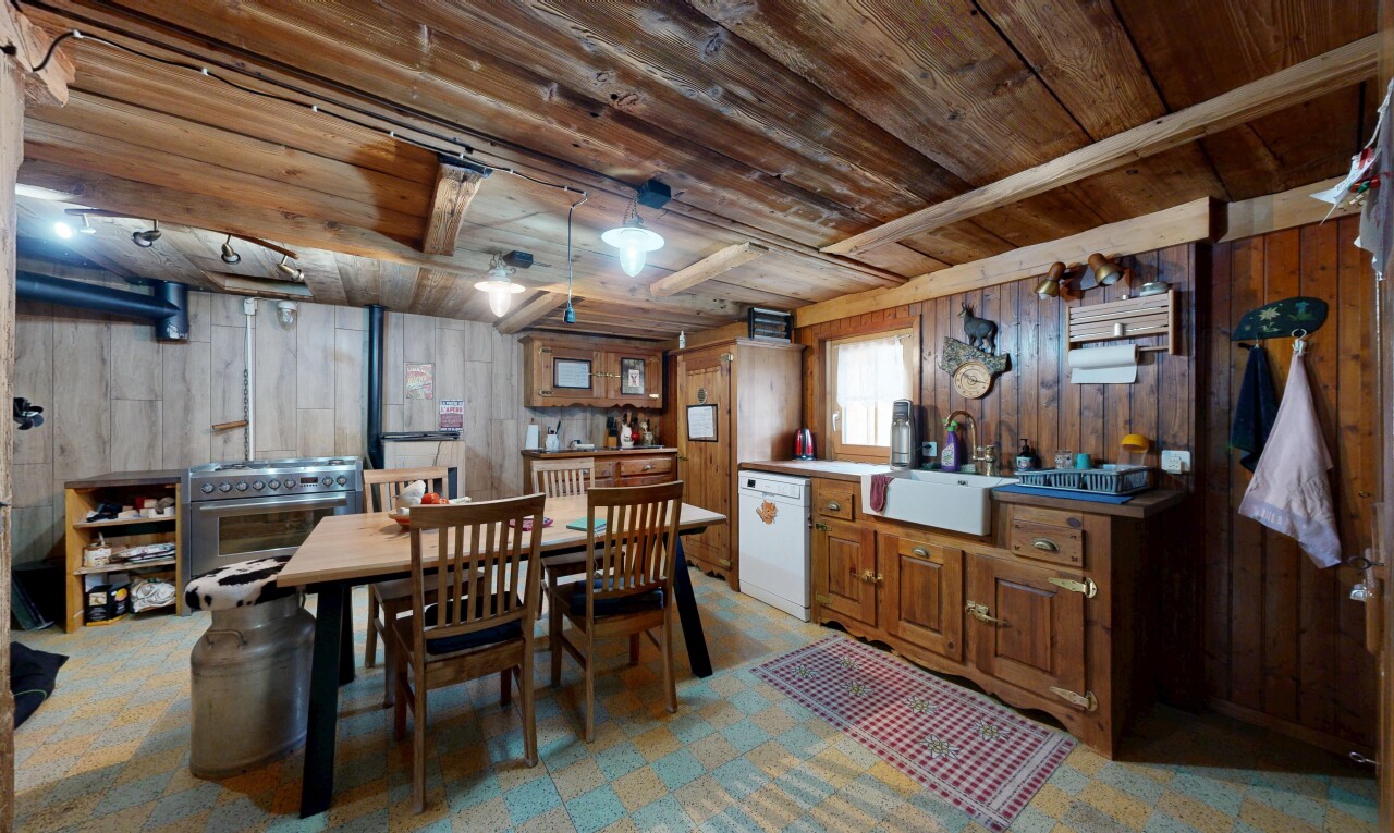 salle à manger avec mur en bois, wood wall, inside property, plafond en bois, et wood ceiling