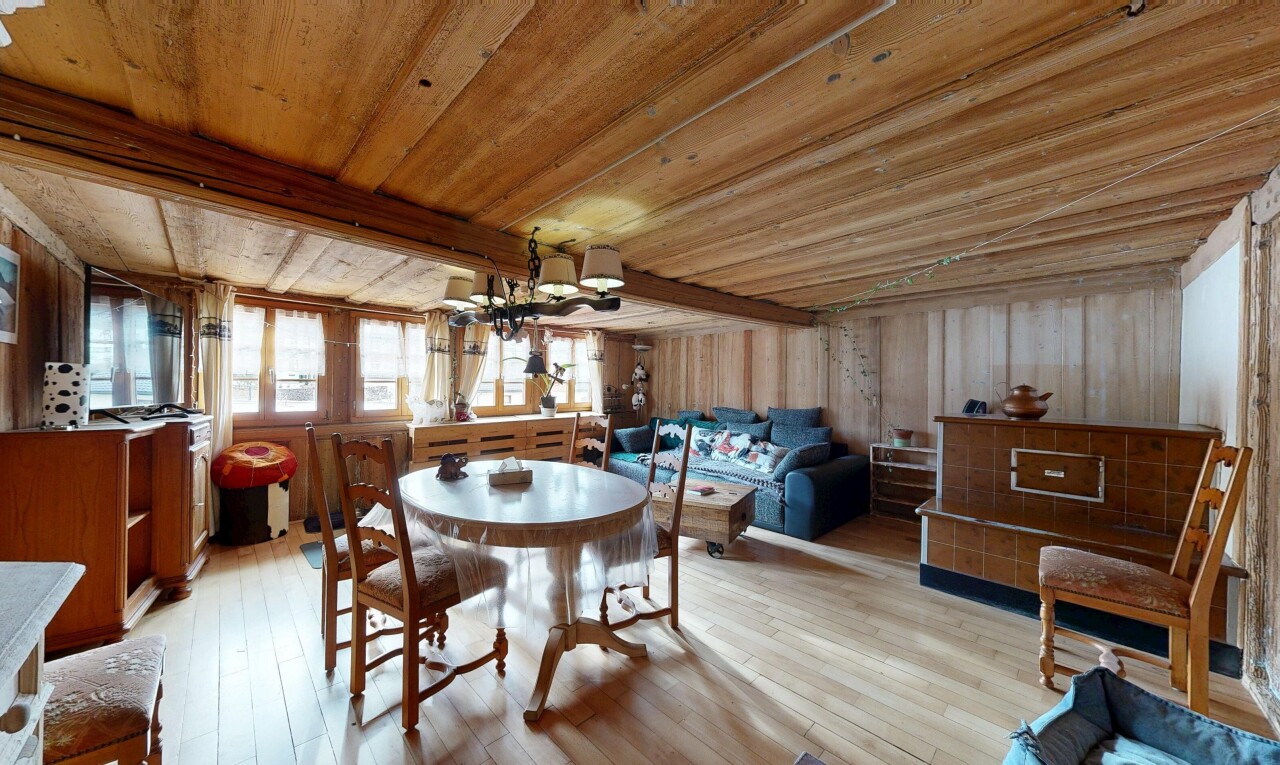 salon / salle à manger avec inside property, sol en finition bois, wood finish floor, lumière naturelle, et natural light