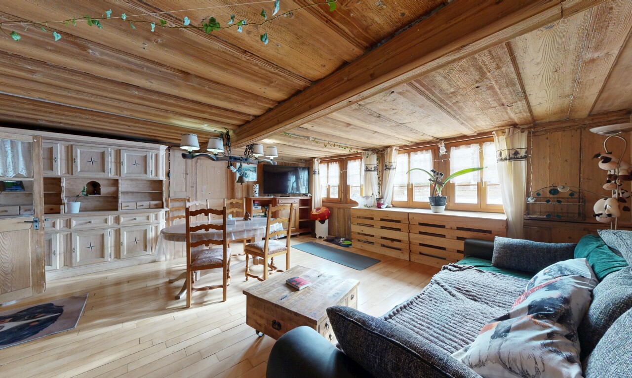 salon / salle à manger avec sol en finition bois, wood finish floor, plafond en bois, wood ceiling, et inside property