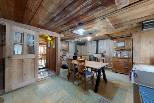 salle à manger avec inside property, sol en vinyle, vinyl floor, plafond en bois, et wood ceiling