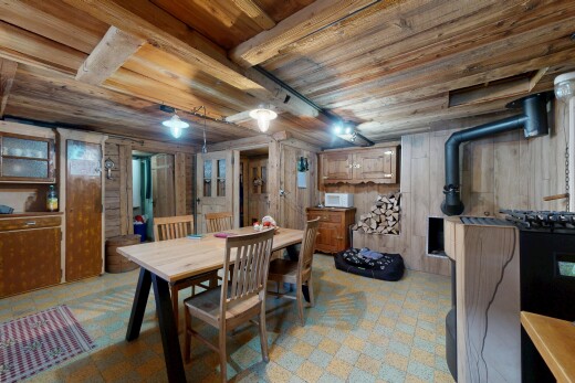 salle à manger avec inside property, mur en bois, et wood wall