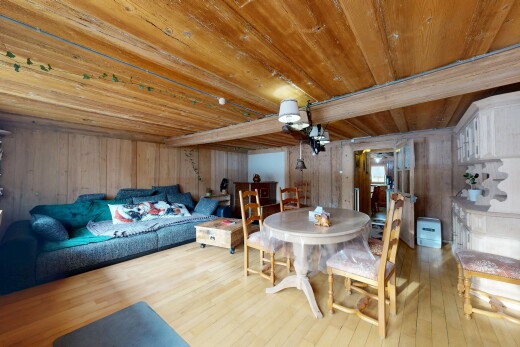 salon / salle à manger avec sol en finition bois, wood finish floor, inside property, plafond en bois, et wood ceiling