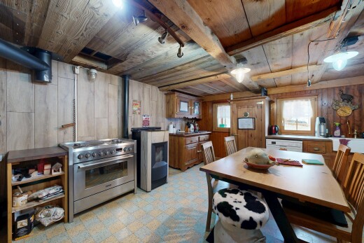 salle à manger avec mur en bois, wood wall, plafond en bois, wood ceiling, et sol en vinyle