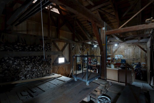 réception / lobby avec inside property, vaulted ceiling, wood wall, et cathedral ceiling