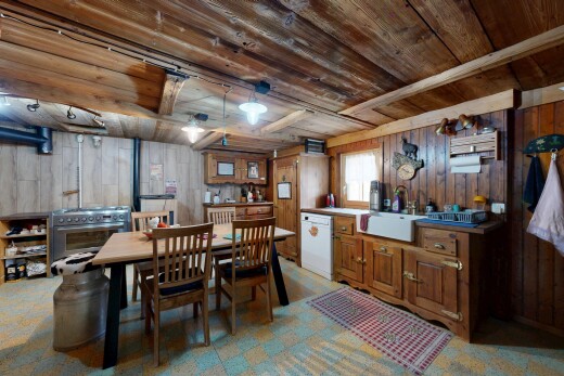 salle à manger avec mur en bois, wood wall, inside property, plafond en bois, et wood ceiling
