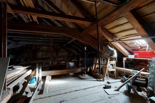 espace intérieur avec unfinished floor, plafond voûté, vaulted ceiling, inside property, et plafond bas