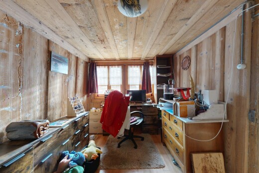 bureau avec lumière naturelle, natural light, sol en finition bois, wood finish floor, et espace bureau