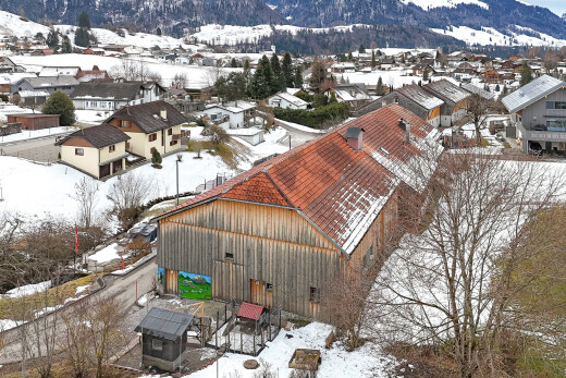 extérieur du bâtiment avec snow, vue sur la montagne, mountain view, drone view, et vue résidentielle
