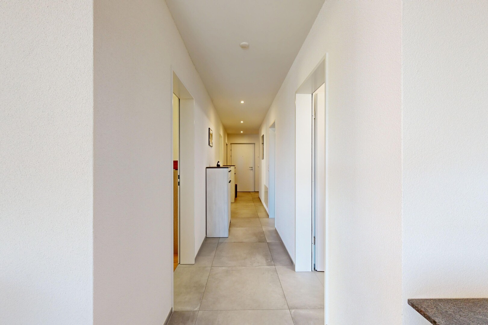 halle / korridor mit einbauleuchten, inside property, light floor, gipskartonwand, und drywall