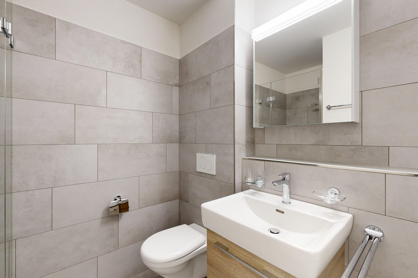 bad mit fliesenwand, tile wall, spiegel, schminktisch, und waschbecken