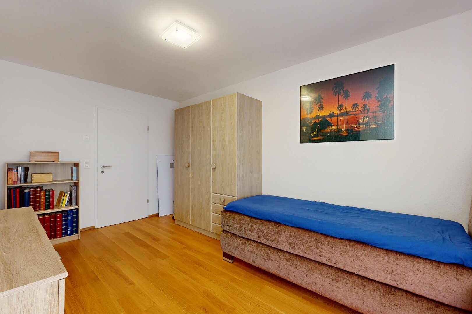 zimmer / schlafzimmer mit wood finish floor, holzfußboden, drywall, gipskartonwand, und inside property