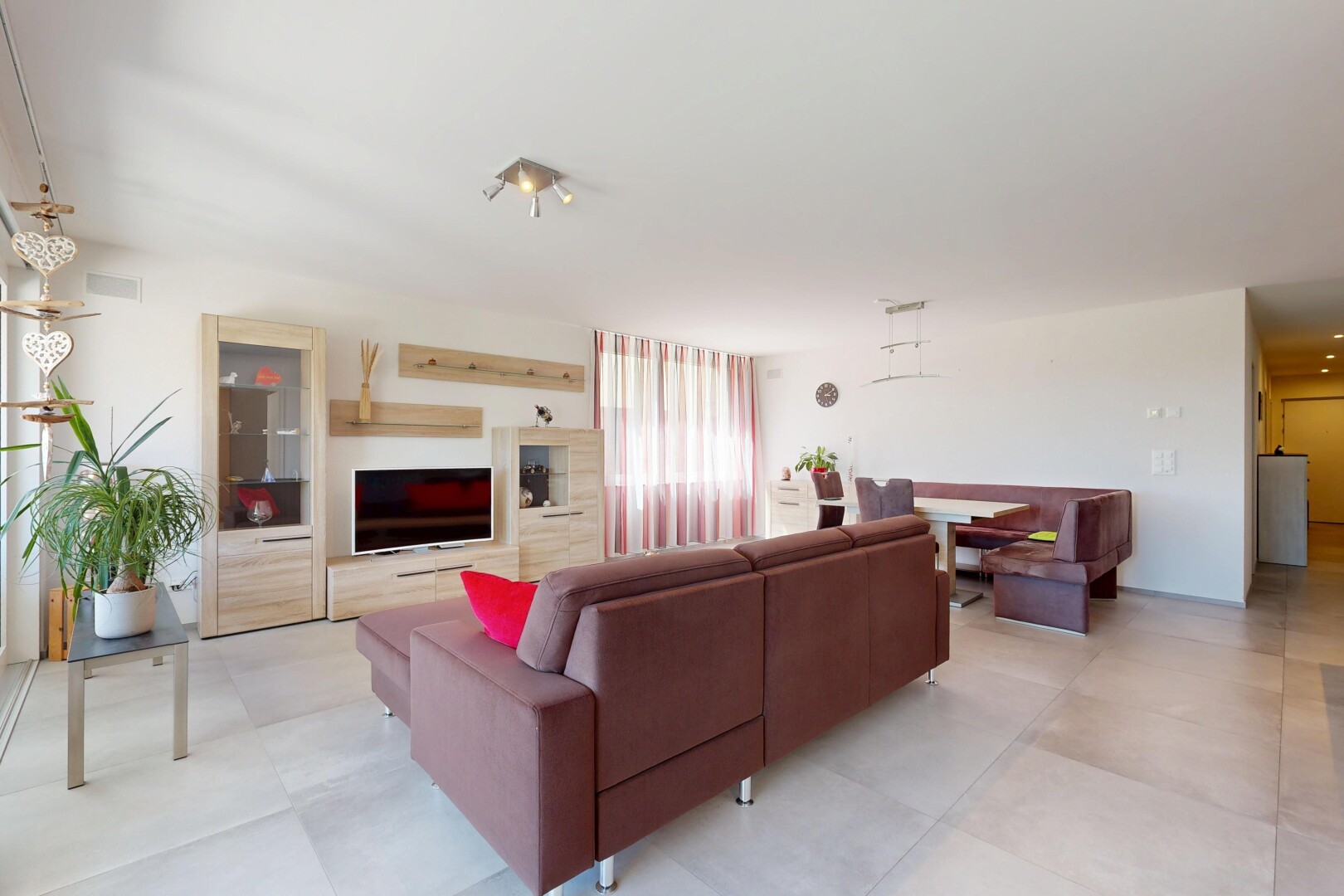 wohnzimmer mit drywall, gipskartonwand, fernseher, eingebaute regale, und light floor