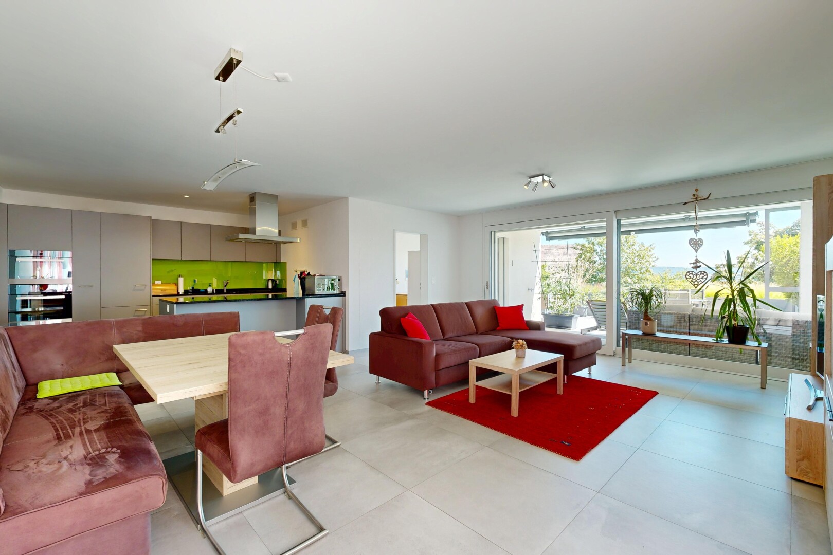 wohn- / esszimmer mit gipskartonwand, drywall, inside property, und light floor