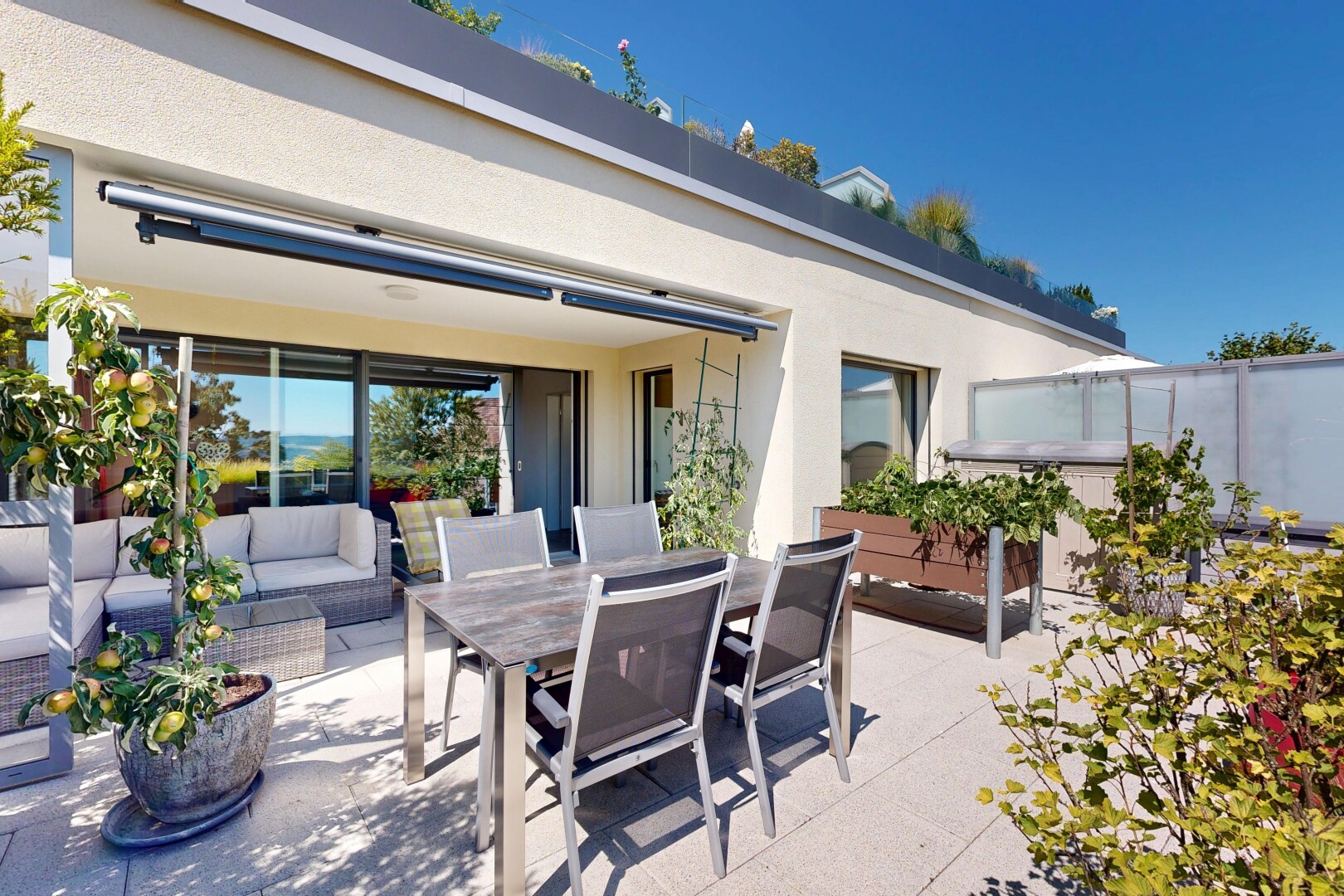 terrasse mit essbereich im freien, wohnraum im freien, terrasse, day time, und property visible