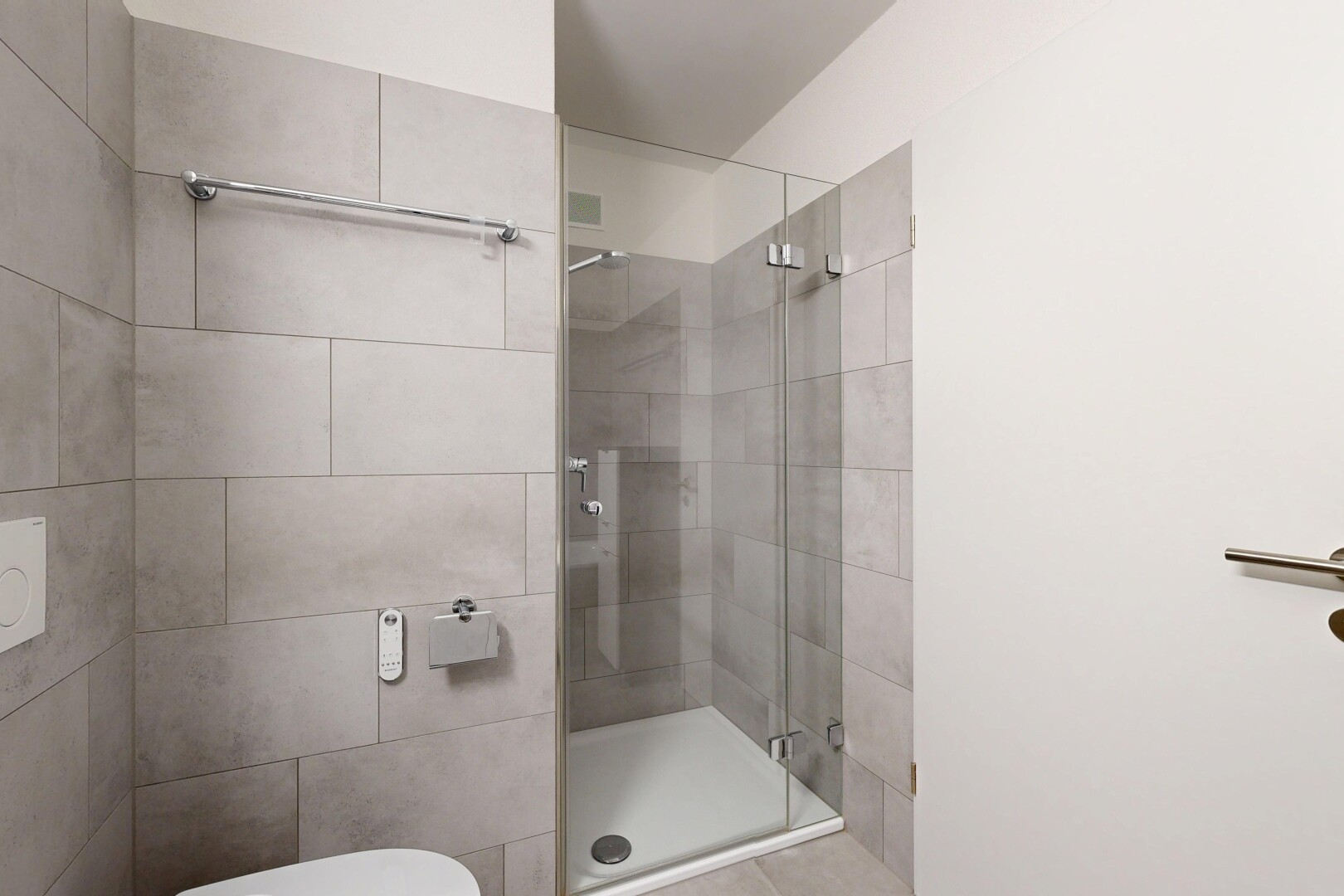 bad mit dusche, komplettes badezimmer, drywall, gipskartonwand, und inside property