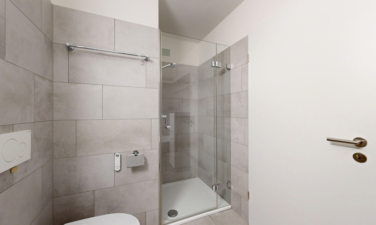 bad mit dusche, komplettes badezimmer, drywall, gipskartonwand, und inside property